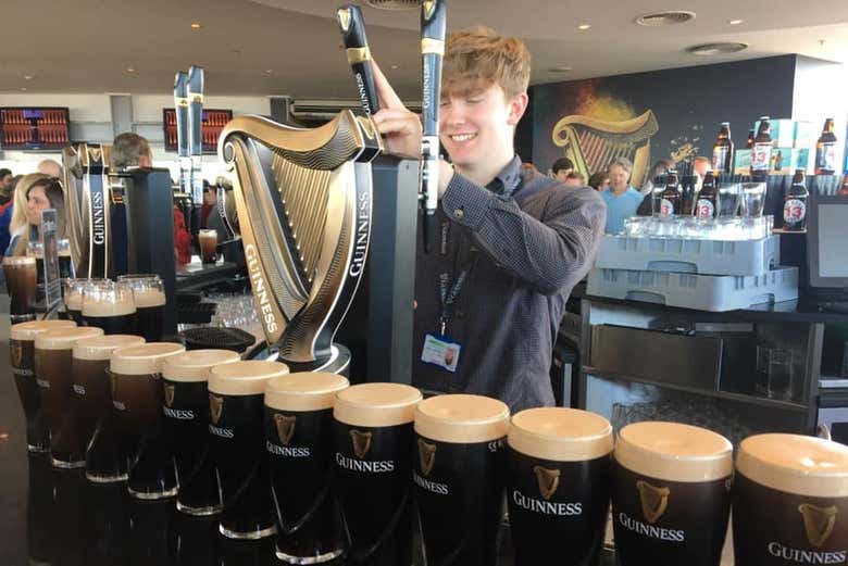 Un barman servant une pinte de Guinness